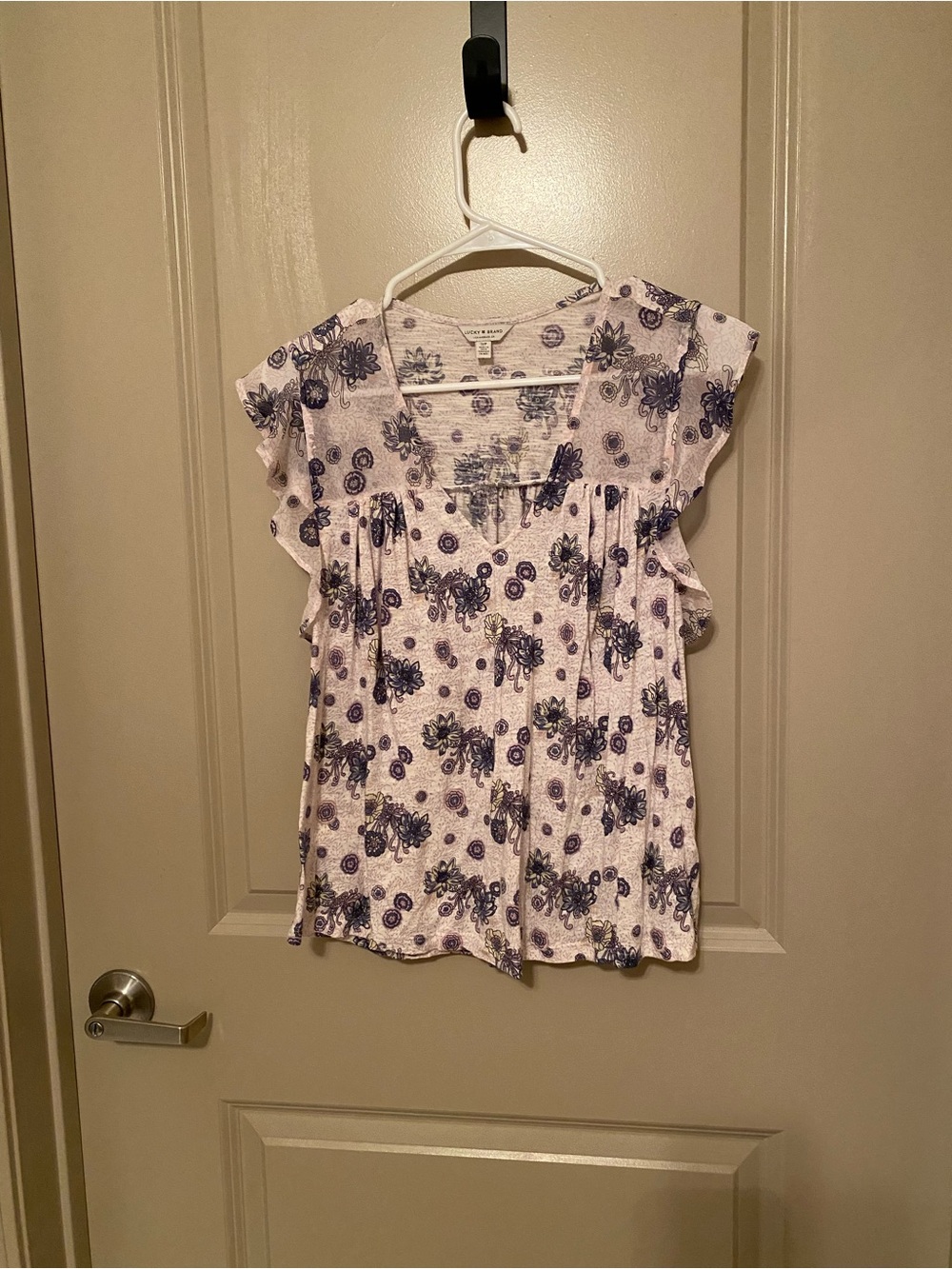 Lucky Brand Floral Flutter Pheasant Blouse with soft ruffled sleeves. size S/P
